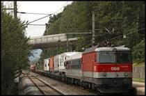 Die F�nf Fahrer haben genug platz im Begleitwagen und verbringen auf der Fahrt zum Brennersee ihre Ruhezeit und k�nnen dabei auch die Landschaft genie�en. Das Gewicht d�rfte die 1216 141 (als Zuglok) und der Bludenzer 1044 087-3 keine Probleme bereiten. Terfens-Weer am 31.07.2009. 

