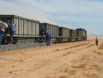 Der Baufortschritt an der neu aufzubauenden S�dbahn Aus - L�deritz schreitet t�glich voran. Unter Einsatz der Selbstentladewagen, die von Arbeitern routiniert bedient werden, kann mit einem Zug eine Strecke von 600 Metern eingeschottert werden. Bei km 148, 21. Mai 2006.