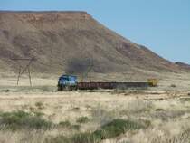 Einer der zahlreichen Erzz�ge auf der S�dbahn. Sie werden in Ausneck mit Zinkerz aus den Gruben von Rosh Pina beladen und fahren rund 1000 Kilometer durch bis zum Hafen von Walvisbay. Die Strecke nach dem nahen Hafen L�deritz ist noch in Rekonstriktion. Bei Abospan, Richtung Keetmanshoop. 