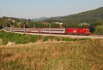 1116 075  L�nderlok Schweiz , welche �brigens am 14.09.2009 entklebt werden soll, am Intercity 648 nach Salzburg. Die Aufnahme entstand am bereits allseits bekannten Standort bei D�rrwien;-)