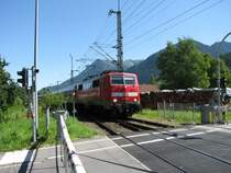 111 002-2 mit Regionalzug bei der Einfahrt in Bahnhof Mittenwald am 27.Juli 2009
