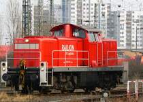 296 052-4 beim rangieren in Gremberg, in Hintergrund kann man die Hochh�user des Stadtteils K�ln-Porz-Finkenberg sehen. Aufgenommen in Feb. 09.