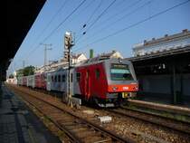 Seit einiger Zeit ist eine 4020 aus der Vorortelinie S45 unterwegs, obwohl dort planm��ig nur 4024 fahren. Am 21.08.09 konnte ich die 4020 296-2 in Wien Penzing fotografieren.