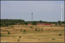 Ein Regional-Express durcheilt die Genshagener Heide Richtung Berlin. Bekanntheit erlangte die Gegend als 1936 Daimler-Benz ein Werk f�r Flugzeugmotoren errichtete. Heute pr�gt die Landschaft ehemalige Rieselfelder mit leichtem Busch- und Baumbestand (Friedrichsfelde, 19.08.2009)