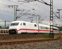 ICE 2 Doppeleinheit mit ge�ffneter Bugklappe f�hrt aus Fulda Richtung Bremen am 18.07.2009