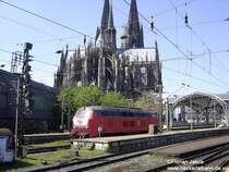 225 025 fuhr am 23.04.2005 durch K�ln Hbf in Richtung K�ln-Deutz.