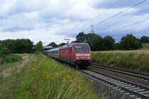 Am 20.07.09 bespannt die letzte Orientrote 101 die 101 002-4 den IC 2279 nach Karlsruhe Hbf und ist gerade zwischen Gro�en-Linden und Langg�ns auf der Main-Weser-Bahn unterwegs.