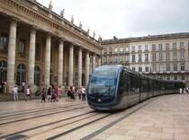 Eine Tram der Linie B f�hrt am Place de la Comedie am Grand Theatre vorbei. (8.8.09)