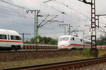 ICE Rennen links ICE-T nach Dresden rechts ICE der ersten Generation nach Hamburg am 18.07.2009 kurz hinter Fulda