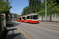 Ein Tramersatzzug Stadelhofen - Rehalp klettert am 15.8.09 �ber die Kletterweiche bei der provisorischen Haltestelle Stadelhofen. Dieses Bild ist leider schon wieder Geschichte, der Stadlehoferplatz ist wieder befahrbar, die Tramlinie 11 kann wieder die normale Strecke bedienen und die Tramersatzz�ge sind somit �berfl�ssig.

