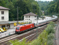 Einfahrt des von Hamburg-Altona kommenden IC 2083 / RE 2083  K�nigssee  gezogen vom �BB-Taurus 1016 013; Berchtesgaden, 13.08.2009
