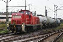 294 956-8 beim verlassen des Lehrter Bahnhofes mit vier Kesselwagen von Gleis 12.