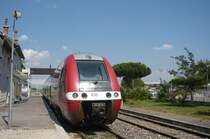 Dieser TER Triebwagen stand am 8.08.09 als RE 77556 nach N�mes im Bf  Le Grau-du-Roi abfahrtbereit. Die Abfahrt war erst eine knappe Stunde sp�ter und so konnte er noch etwas Sonne tanken, sowie auch von seiner Region Languedoc-Roussillon genie�en.