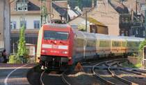 101 021 mit IC 2311 am 05.08.09 in Bacharach.