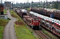 363 677 bringt am 15.08.09 einen fertig zusammengestellten G�terzug in die Ausfahrgruppe. Er wurde sp�ter von einer BR 155 abgefahren. Fotografiert am Rbf Leipzig-Engelsdorf.