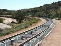 Zum Neubau der Strecke nach L�deritz (S�dbahn) beschreitet man in Namibia Neuland. Die Schienen ruhen auf einem Teilst�ck auf  Tubes , nicht mehr auf Schwellen. Diese drei Meter langen Segmente werden mit dem planierten Untergrund vergossen. Bisher fand das in S�dafrika entwickelte System vorwiegend bei Grubenbahnen Anwendung. 