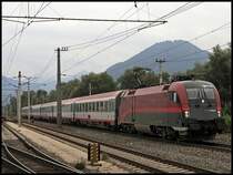 SKICIRCUS SAALBACH HINTERGLEMM LEOGAN heisst der OIC 542 von Wien Westbahnhof �ber Kitzb�hl nach Innsbruck Hbf und bietet den Bewohnern der Landeshauptstadt Wien eine bequeme Anreise in die Ferienregion des Salzburger-Landes und Tirol&acute;s.  Der Skicirus Saalbach Hinterglemm Legoan befindet sich im Salzburgerland und setzt sich aus mehreren Berggipfeln zusammen die zwischen 1570 und knapp 2000 Meter hoch sind. 55 Seilbahnen und Lifte verbinden die ca. 200 Kilometer Pisten und die werden von 60 Pistenraupen jede Nacht bearbeitet....  Bei einem Abstecher zum RoLa-Terminal in W�rgl konnte 1116 206 mit dem OIC 542  Skicircus Saalbach Hinterglemm Legoan  abgelichtet werden. Trotz der Fahrzeit von 7:04 Std gibt es keinen Speisewagen sondern nur ein mobiles Bordservice.
