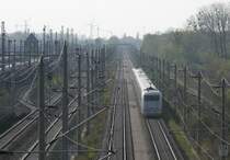 ICE auf der Strecke Berlin - Hannover in H�he Wustermark Rbf. Links der Rangierbahnhof Wustermark mit dem Stellwerk Wmt auf dem Ablaufberg I