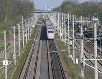 ICE auf der Hochgeschwindigkeitsverbindung Hannover - Berlin ca 12 km vor Berlin-Spandau. Im Hintergrund Berlin mit dem Kraftwerk Reuter