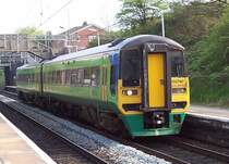 158 790 Central f�hrt am 21.04.2005 von Manchster Piccadilly nach Manchester Airport durch die Haltestelle Heald Green. Hier sieht man gut eine Besonderheit der britischen Eisenbahnen, sie haben bei Tag immer den rechten Scheinwerfer eingeschaltet. 