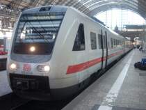 Am 23.04.2005 wartet Baureihe 612 471-3 in Frankfurt(M)Hbf auf die Abfahrt nach Saarbr�cken.