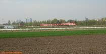 Ein Zug mit PUMA-Wagen auf der Fahrt nach W�rzburg am 15.04.2005 bei Frankfurt am Main - Oberrad.