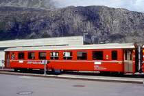 RhB 2.Kl.Personenwagen B 2422, am 25.08.1996 in Andermatt, �bernahme 29.03.1979 - FFA/SWP - 16,1t - L�P 18,50m - 52 Pl - V = 90. Hinweis: mit eingebauten Zahnrad, bereits umgebaut mit Taster, ohne Tasterhinweise an den T�ren. Von diesen Wagen gibt es weiter unten eine Aufnahme vom neuesten RhB-Design 
