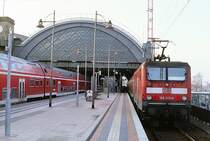 Bf Dresden Hbf Gl. 18 und 19. Der Umbau in der Halle geht nur sehr schleppend voran, die S-Bahnz�ge halten deshalb seit dem letzten Herbst gr��tenteils auf der Ostseite au�erhalb der Nordhalle