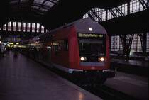 Bf Leipzig Hbf Gl 4, Umbausteuerwagen DABbuzfa am ersten Tag des S-Bahnprobebetriebes (mit Fahrg�sten) nach Halle �ber die neue Streckenf�hrung �ber Gohlis (5.12.2004).
Seit Anfang April sind auch die beiden letzten Gleise 4 und5 in der westlichsten Halle au�er Betrieb, in deren Lage soll der Tunnelbahnsteig gebaut werden.