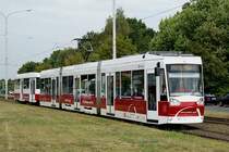 In Braunschweig werden Niederflurwagen des Typs NGT8D mit �lteren Beiwagen der Bauart  Mannheim  beh�ngt, hier Tw 0755 mit Bw 7475 (25. August 2009).