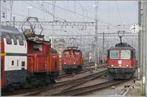 Ee 3/3 16396 und 16351 sind mit der Zu- und Wegstellung von Zusatzwagen besch�ftigt, w�hrenddem Re 4/4 II 11200 auf ihren n�chsten Zug wartet.
Z�rich HB. (28.08.2009)