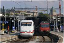 ICE 401 582-2 und Re 460 004-5 fahren gleichzeitig aus dem Z�rcher Hauptbahnhof aus. (28.08.2009)