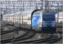 RE 460 024-3 Zugkraft Aargau f�hrt mit einem IC-Dosto in Z�rich HB ein. (28.08.2009)