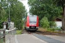 W�hrend die 218 noch auf den Gegenzug wartet, f�hrt dieser schon ein. Es handelt sich um den 612 081, welcher am 10.8.2009 auf seiner Fahrt nach Oberstdorf in Fischen abgelichtet werden konnte.