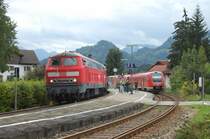 W�hrend der Tf von 218 141-0 schon zum Abfahren bereit ist, steht 612 581 noch immer mit offenen T�ren da. Aufgenommen am 10.8.2009 in Fischen.