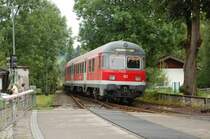 Sie sind selten geworden, die Karlsruher Steuerwagen, bei denen der Zugzielanzeiger noch richtig funktioniert. Am 10.8.2009 konnte ich in Fischen einen solchen Steuerwagen von  DB Regio Bayern  auf der Fahrt nach Kempten ablichten.