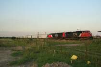 CN SD70I 5608 und ES44DC 2271 mit einem gemischten G�terzug am 13.8.2009 in der Torbram Road in Brampton.