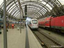 Ein ICE-T2 steht im Dresdener Hbf am Gleis 2 bereit zur Abfahrt gen Wiesbaden. Beachtenswert ist auch das Ks-Signal links vom ICE-T. Es ist eine Spezialanfertigung.