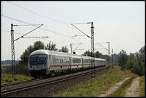 D 1280  Gro�glockner , Zell am See - M�nchen Hbf, ist duch das Voralpenland in die Bayerische Landeshauptstadt unterwegs und wird die Regionalbahn gleich �berhollen. (01.08.2009)
