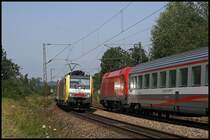 1116 112 trifft mit dem EC 188  GARDA , Verona Porta Nuova - M�nchen Hbf, bei Osterm�nchen auf die E189 914RT. (01.08.2009)