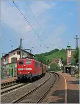 151 031-2 f�hrt am 5. Juli 2006 mit einem G�terzug durch Bad Bellingen.
