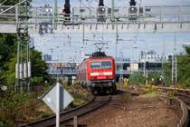 BERLIN, 29.08.2009, 143 877-9 als RE7 nach Belzig fährt am S-Bahnhof Rummelsburg vorbei
