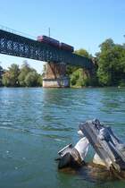 Der Schienenbus �berquert die Br�cke zwischen Koblenz und Waldshut und passend zum sch�nen Wetter kam mir auch noch ein Motorboot in den Weg, oder ich ihm.. 23.08.09.