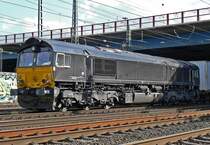 eine schwarze MRCE Class 66 verl�sst mit einem Containerzug den Gbf. Eifeltor am 29.08.09