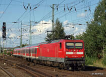 112 150-8 wird am 22.08.09 mit der RB 21247 nach Pinneberg im Bahnhof von Neum�nster bereitgestellt. Im Hintergrund befindet sich ein ca. 200 m langes, elektrifiziertes Stumpfgleis der ehm. Strecke Neum�nster - Ascheberg, welches als Abstellgleis f�r ausgesetzte RB's genutzt wird.