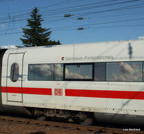 Hier sieht man sch�n die Spiegelung der Wolken in den ICE Scheiben des ICE 1026 aus Regensburg, der heute mit dem Tz  Garmisch-Partenkirchen  gefahren wurde und nun nach einem Planhalt am 22.08.09 in Neum�nster die Fahrt Richtung Kiel Hbf fortsetzen wird.