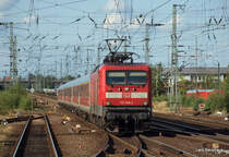 Der RE 21079  SH-Express  aus Padborg, angef�hrt von 112 148-2, poltert am 22.08.09 mit Karacho in den Bahnhof von Neum�nster.