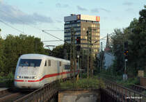 ICE 576 Stuttgart Hbf - Hamburg-Altona f�hrt am 22.08.09 kurz nach passieren der Lombardsbr�cke in Hamburg-Dammtor zum Planhalt auf Gleis 3 ein.