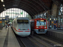 Zugbegenung in Hamburg-Dammtor: Links steht ICE 576 nach der Ankunft aus Stuttgart Hbf und rechts wartet Abfahrbereit die S 31 nach Neugraben. Aufgenommen am 22.08.09.