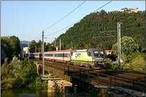 CAT Taurus 1116 142 f�hrt im letzten Abendlicht mit EC 159  Croatia  von Wien S�d nach Spielfeld.
Kapfenberg 1.9.2009